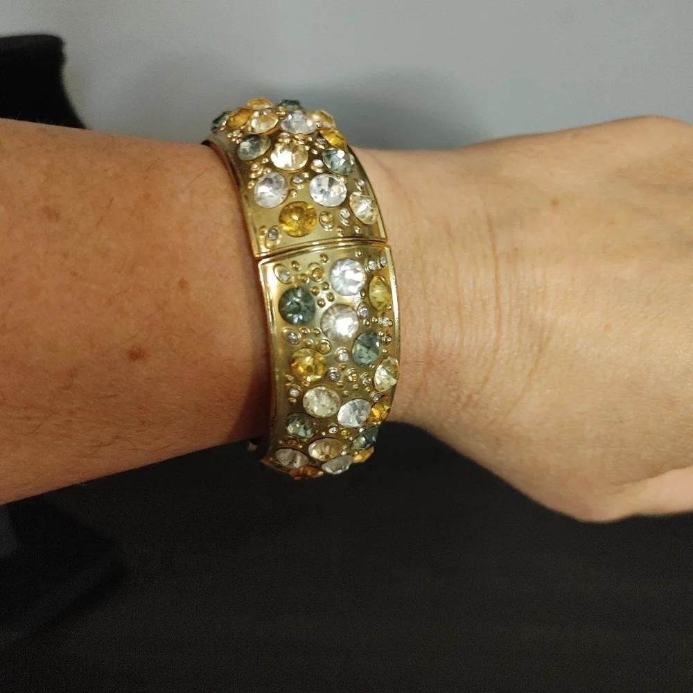 Elegant Gold and Crystal Bracelet